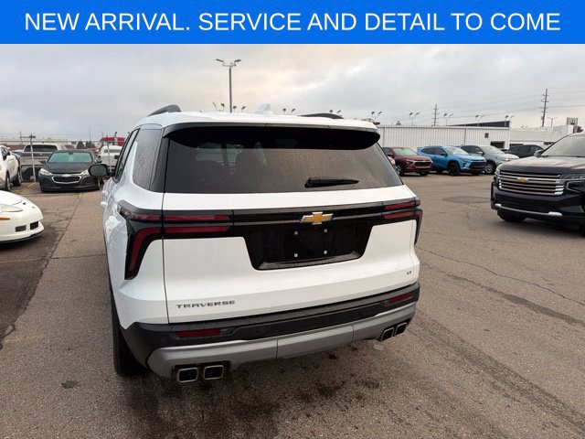 Used 2024 Chevrolet Traverse LT w/ Trailering Package FWD image 10