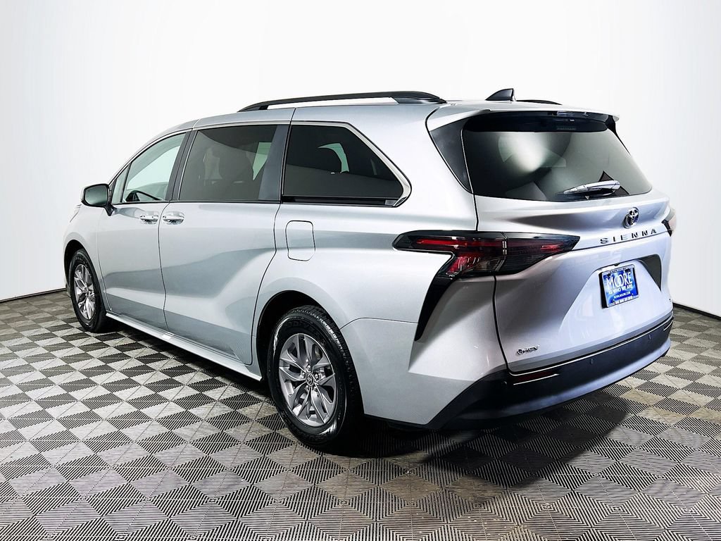 Certified 2025 Toyota Sienna XLE FWD image 5