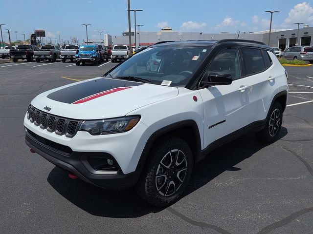 Used 2025 Jeep Compass Trailhawk AWD/4WD image 3