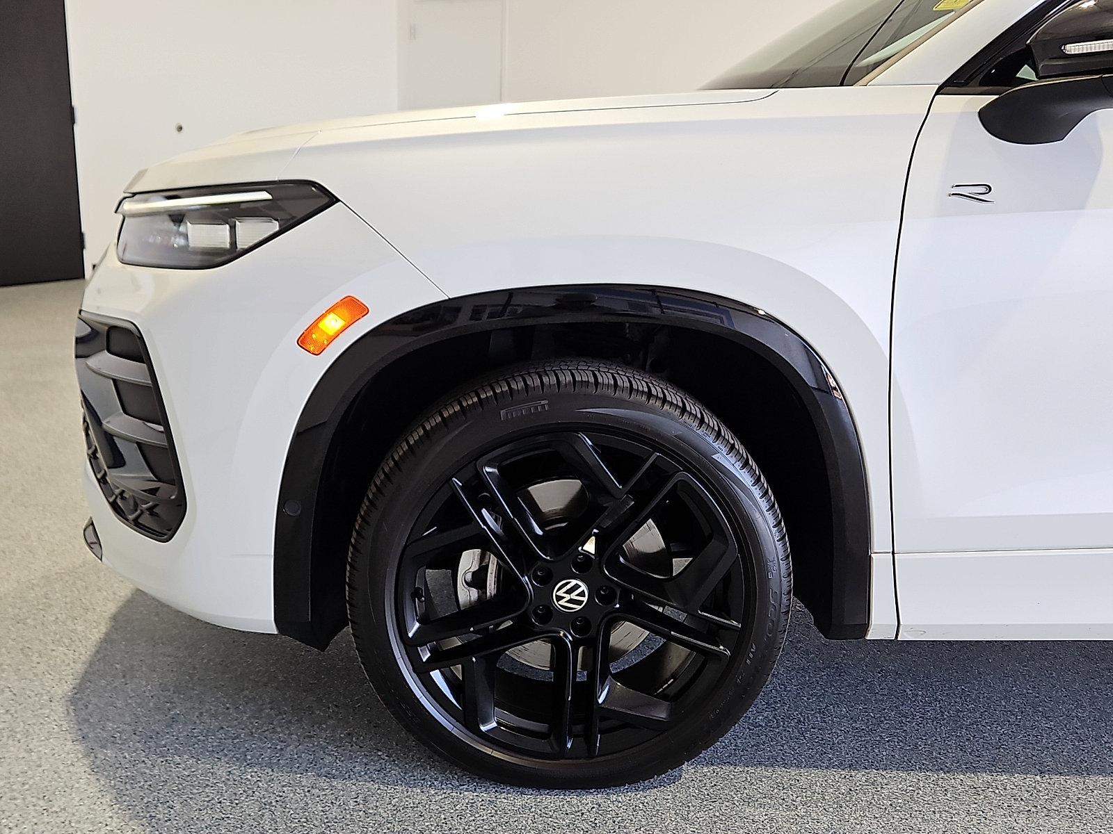 Certified 2025 Volkswagen Tiguan SE R-Line image 5