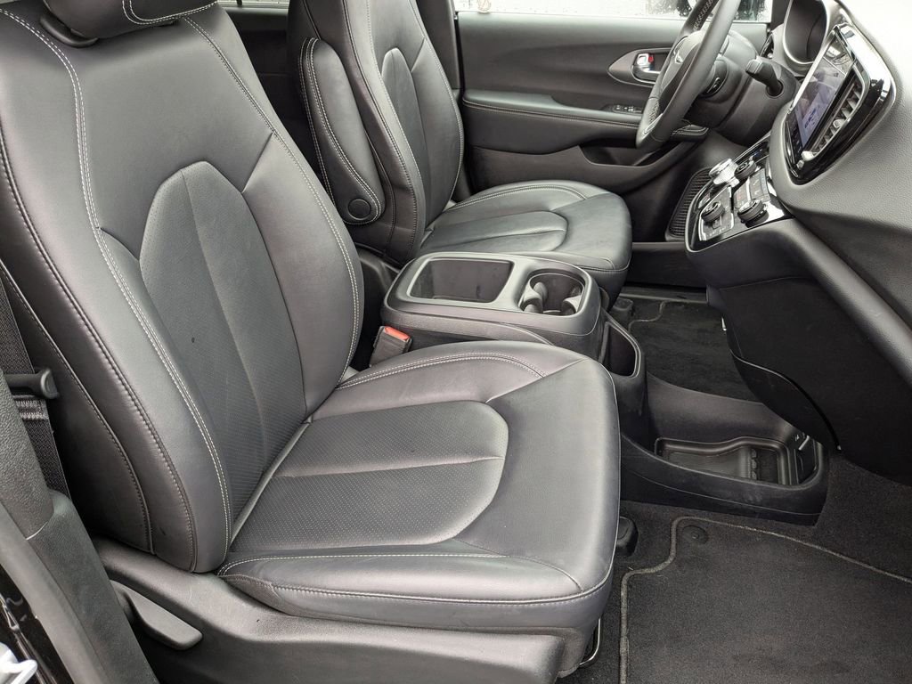 Used 2025 Chrysler Pacifica Select image 35