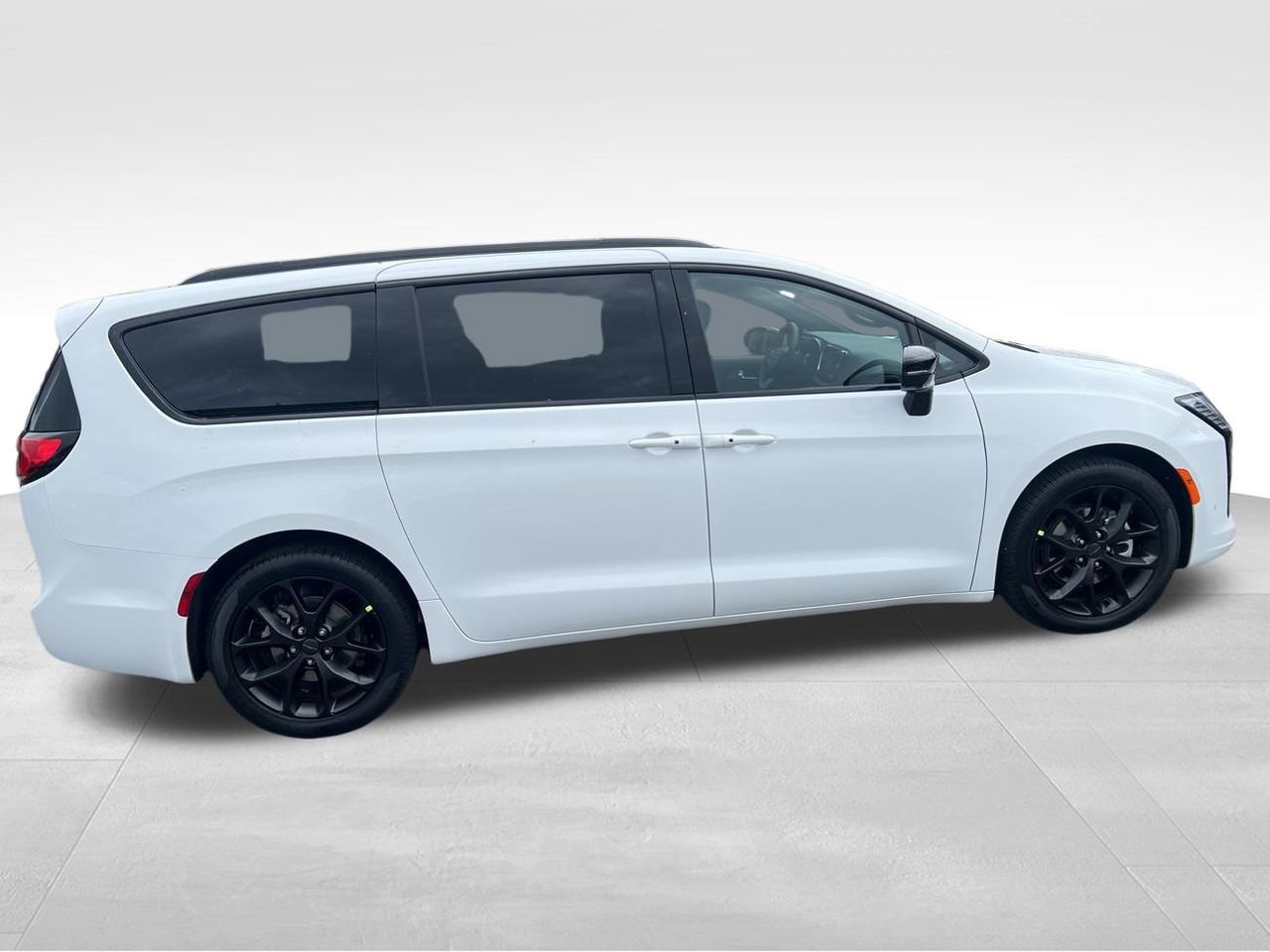 New 2027 Chrysler Pacifica Limited w/ Family Tech Group FWD image 6