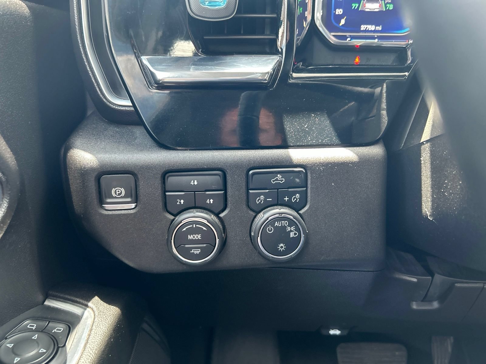 Used 2024 Chevrolet Silverado 2500 LT AWD/4WD image 16