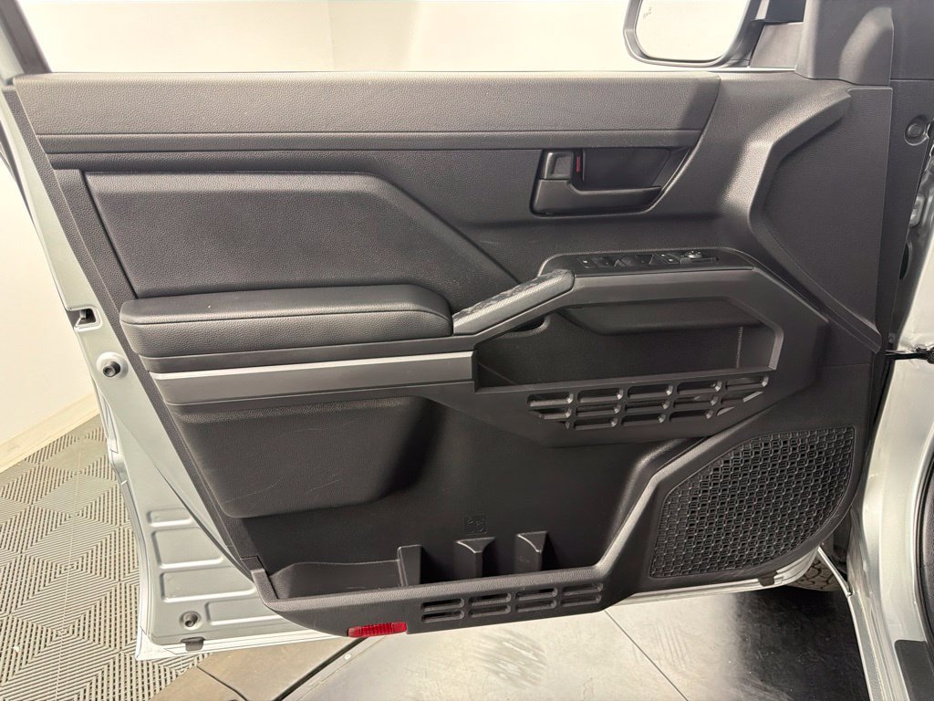 Certified 2025 Toyota Tacoma SR5 AWD/4WD image 19