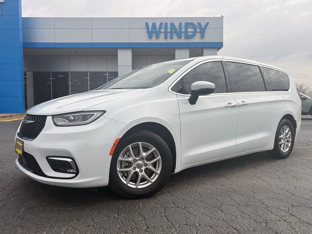 Used 2023 Chrysler Pacifica Touring-L FWD image 1