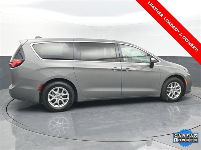 Used 2023 Chrysler Pacifica Touring-L image 6
