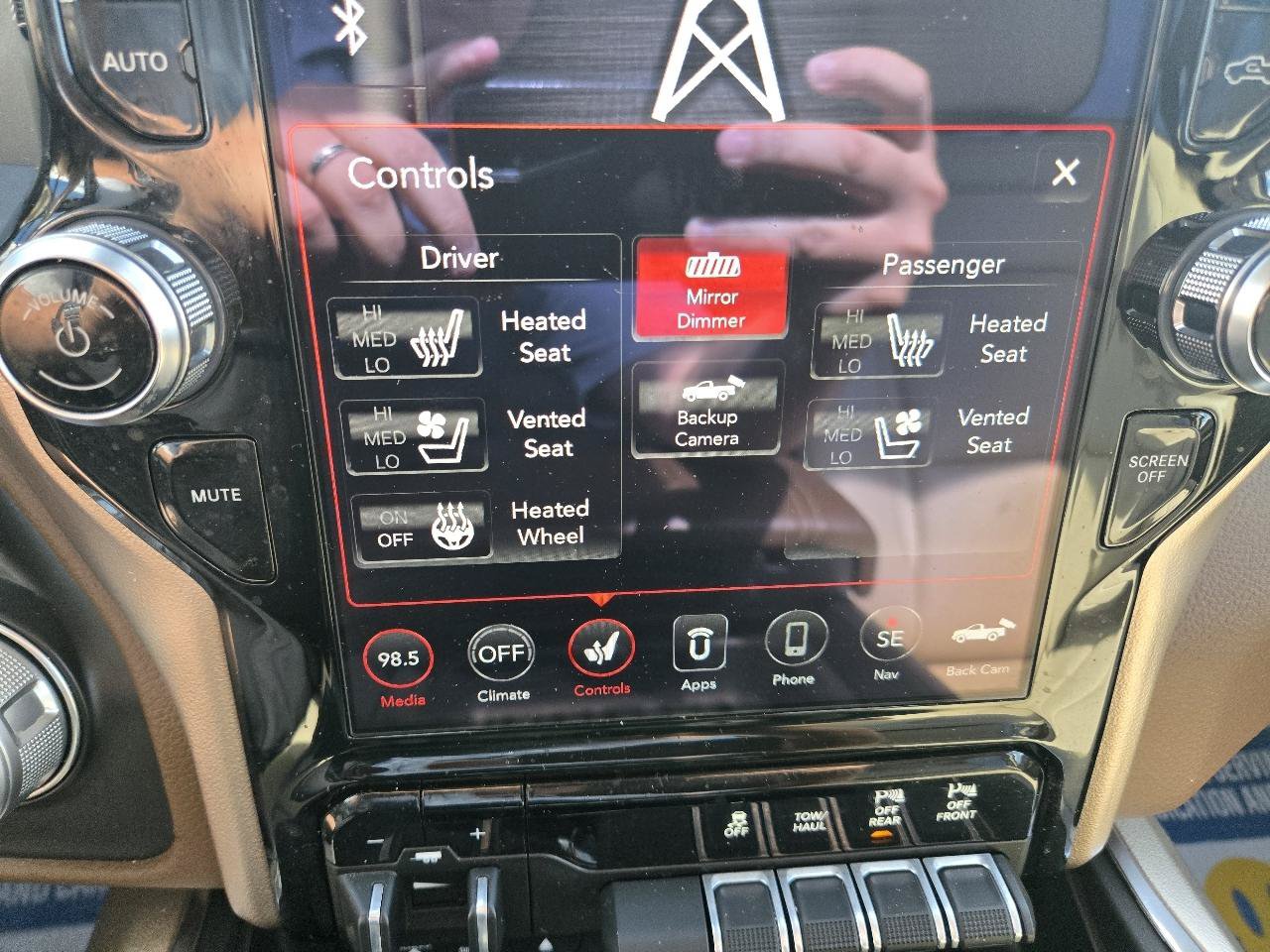 Used 2019 RAM 1500 Laramie AWD/4WD image 17