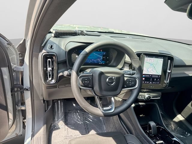 Certified 2025 Volvo XC40 B5 Plus AWD/4WD image 14