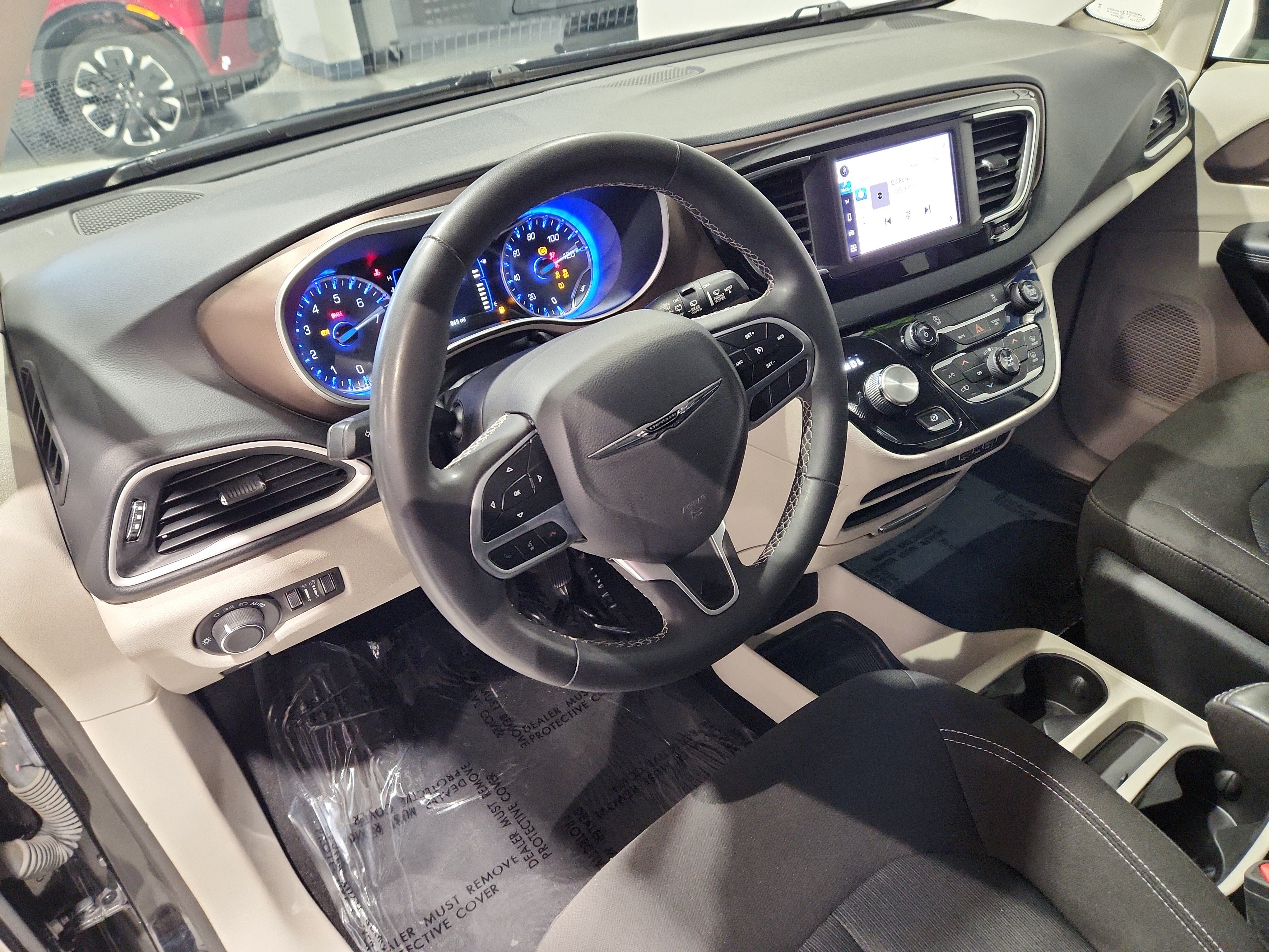 Used 2023 Chrysler Voyager LX FWD image 5