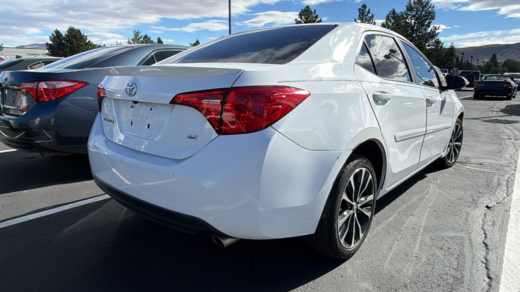 Used 2017 Toyota Corolla SE FWD image 2