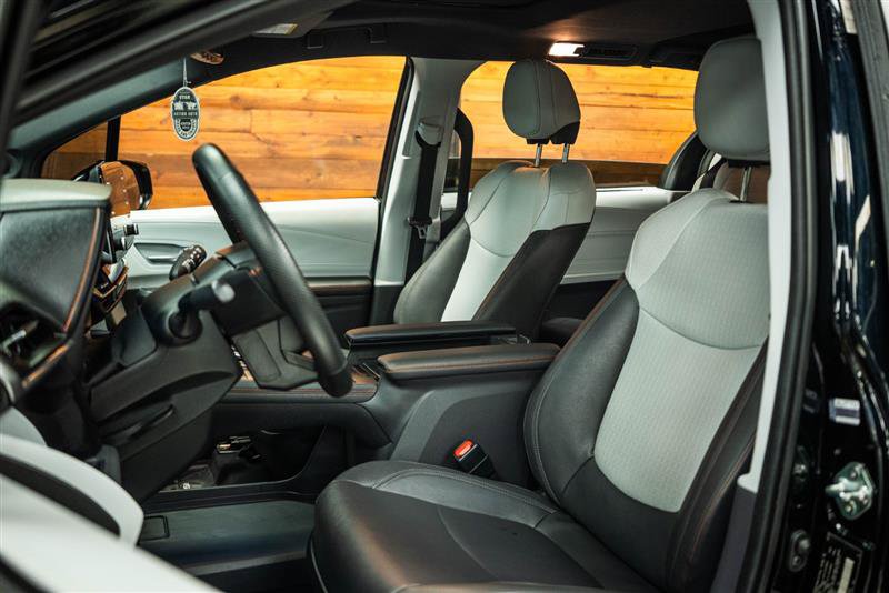 Used 2024 Toyota Sienna XSE w/ XSE Plus Package FWD image 9