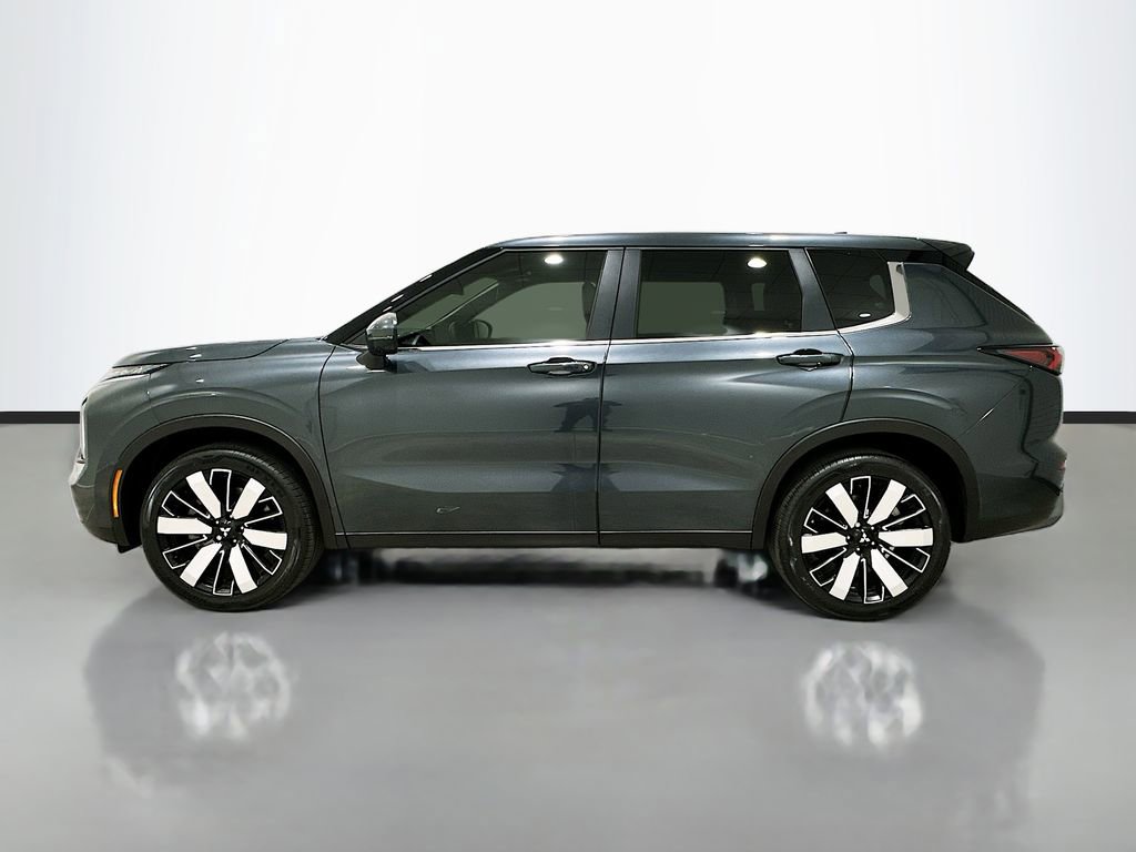 Used 2025 Mitsubishi Outlander SE image 4
