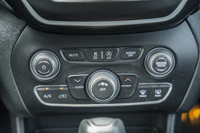 Used 2019 Jeep Cherokee Latitude Plus FWD image 23
