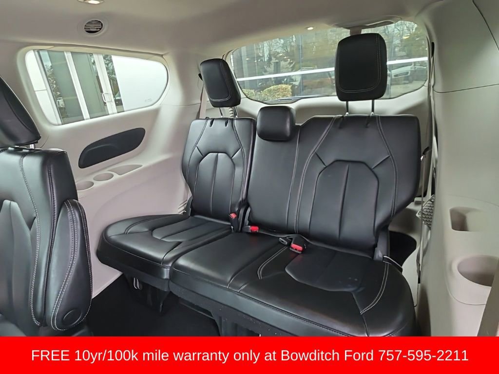 Used 2023 Chrysler Pacifica Touring-L image 11