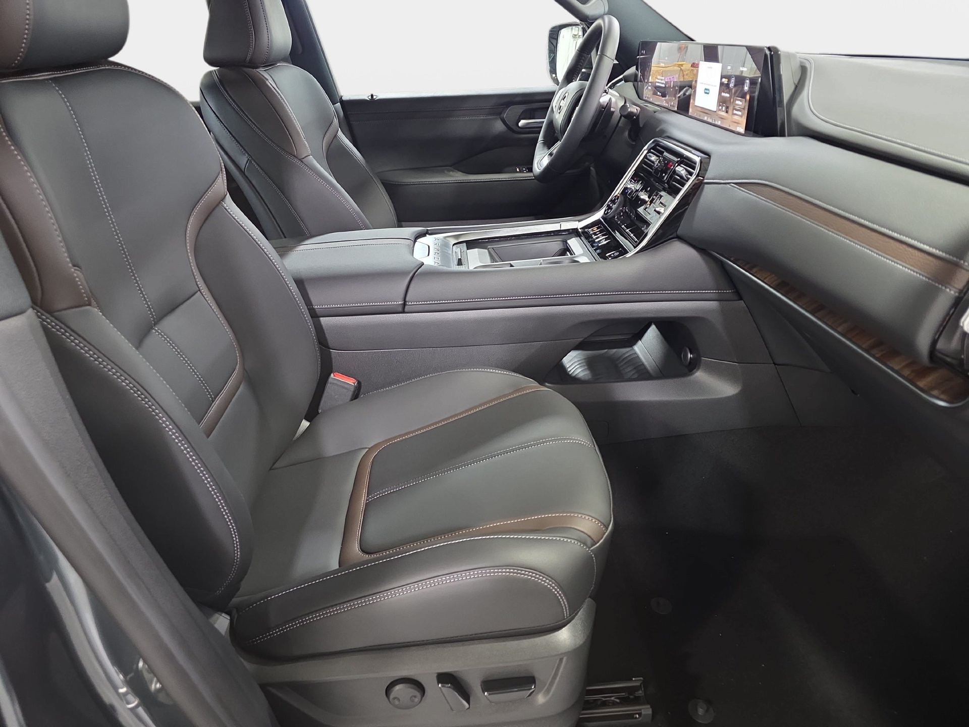 New 2026 Nissan Armada SL w/ Captain's Chari Seat Package AWD/4WD image 10
