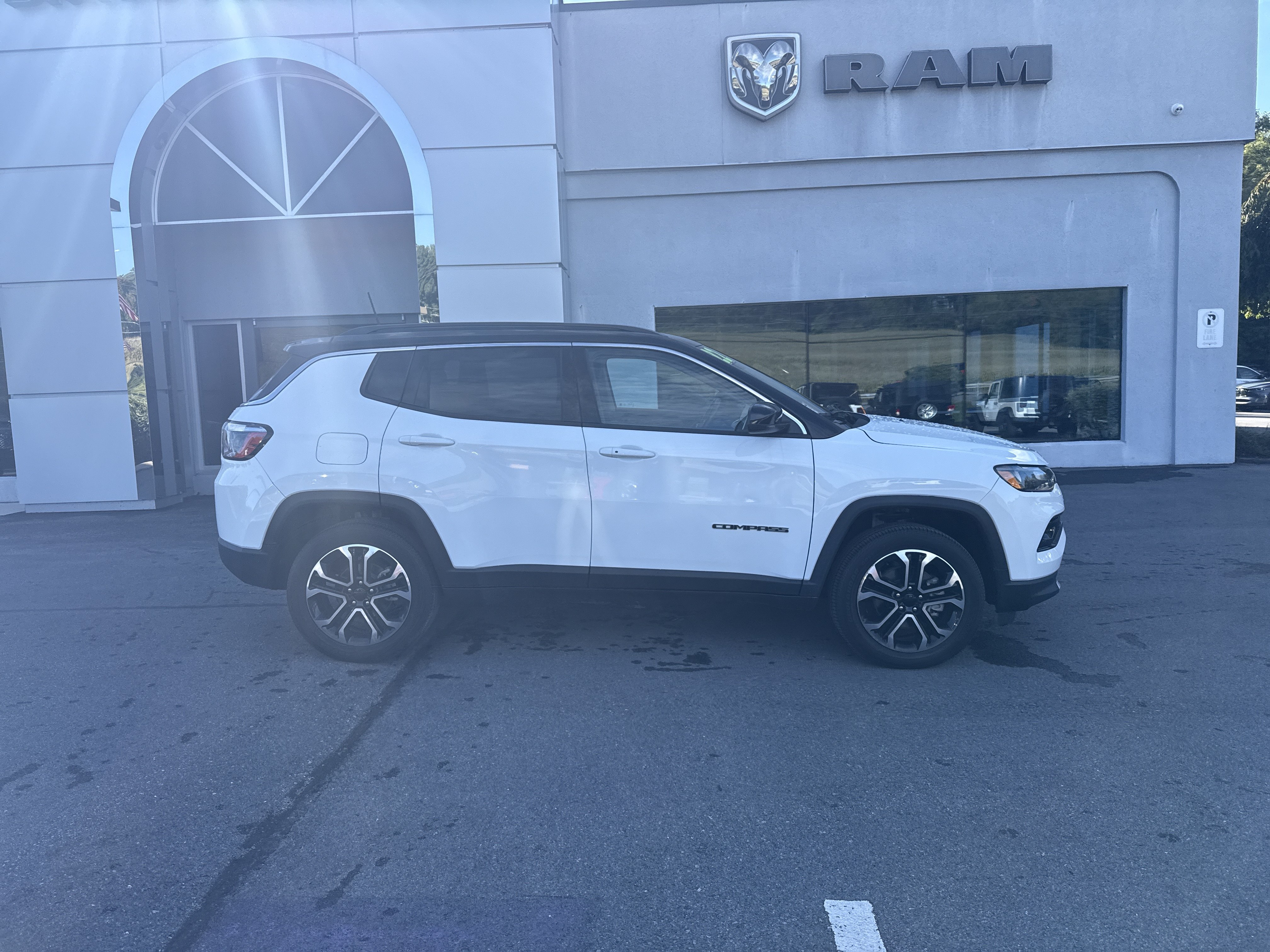 Used 2022 Jeep Compass Limited AWD/4WD image 2