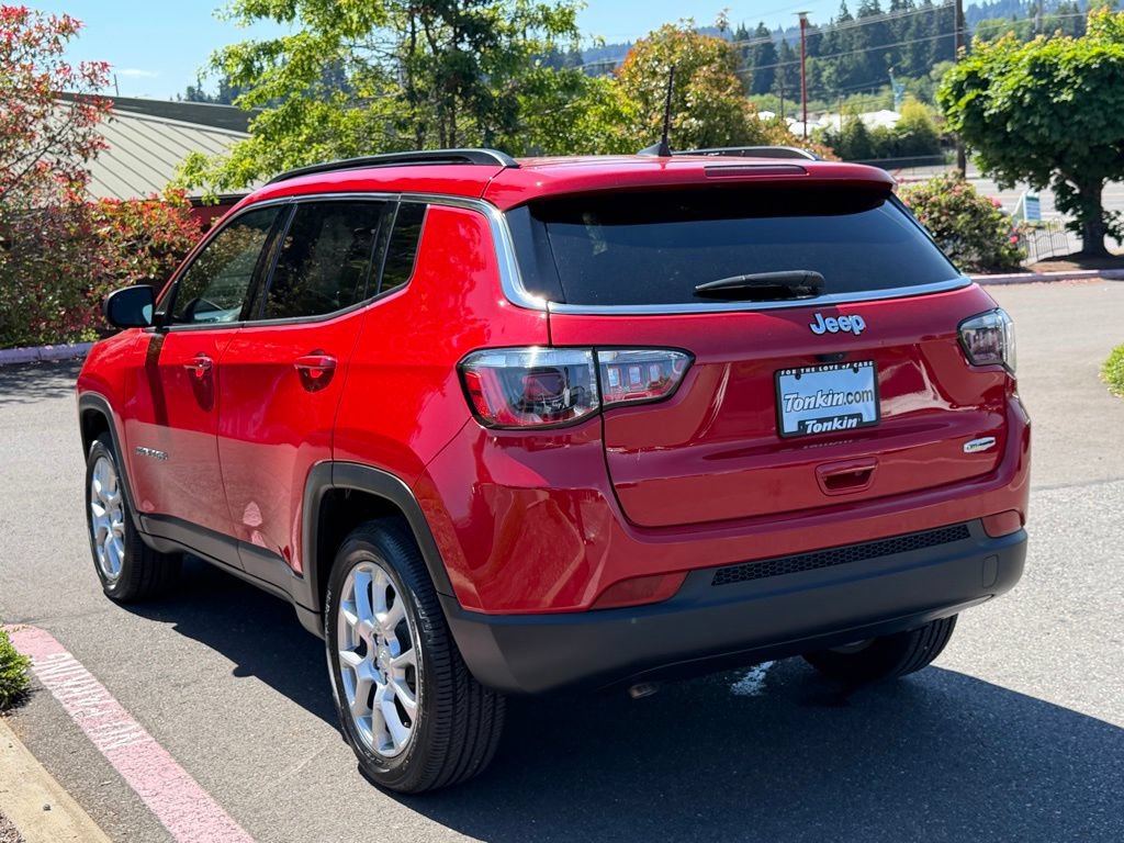 Used 2023 Jeep Compass Latitude w/ Sun and Sound Group AWD/4WD image 5