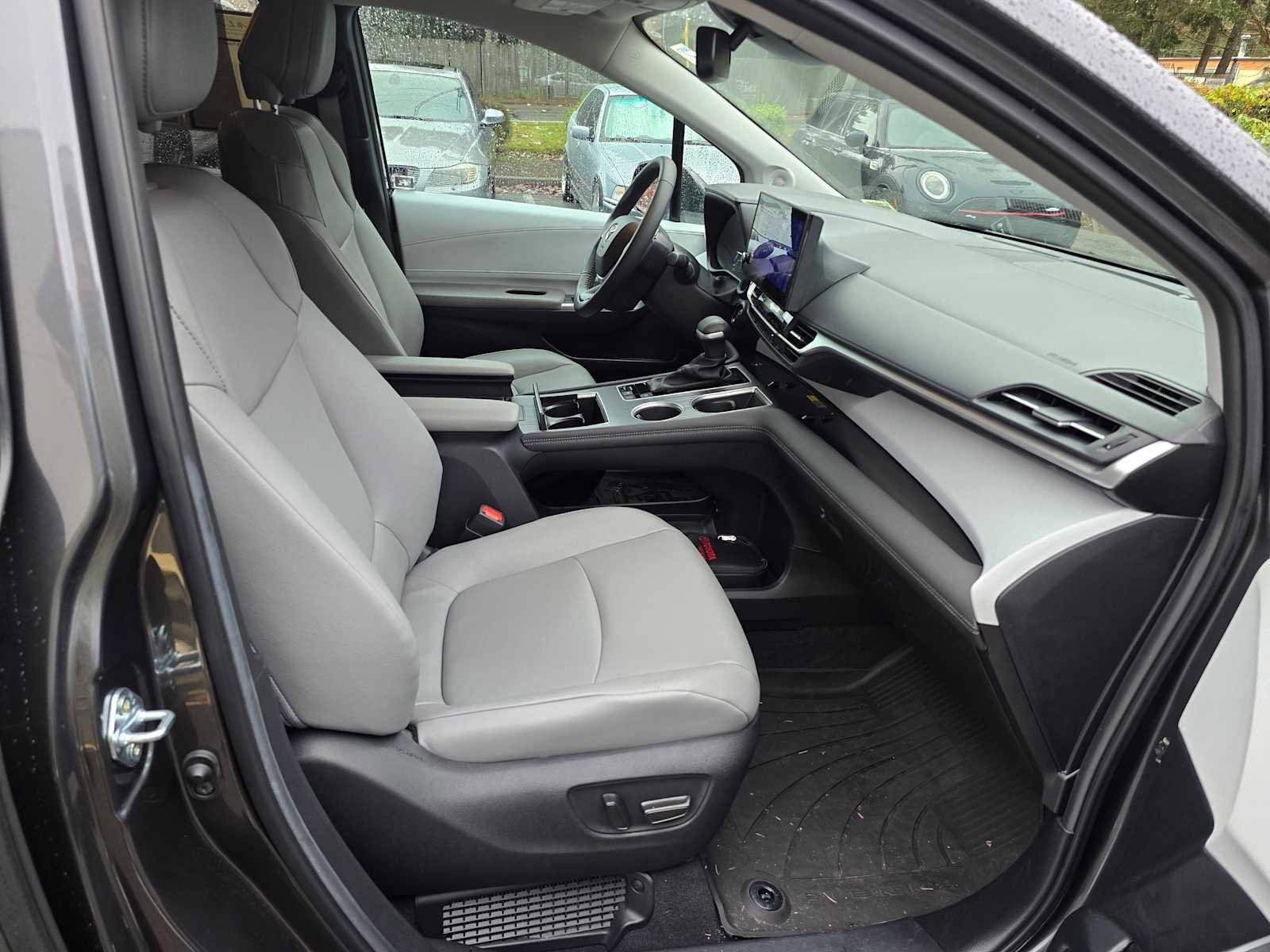Used 2025 Toyota Sienna XLE image 11