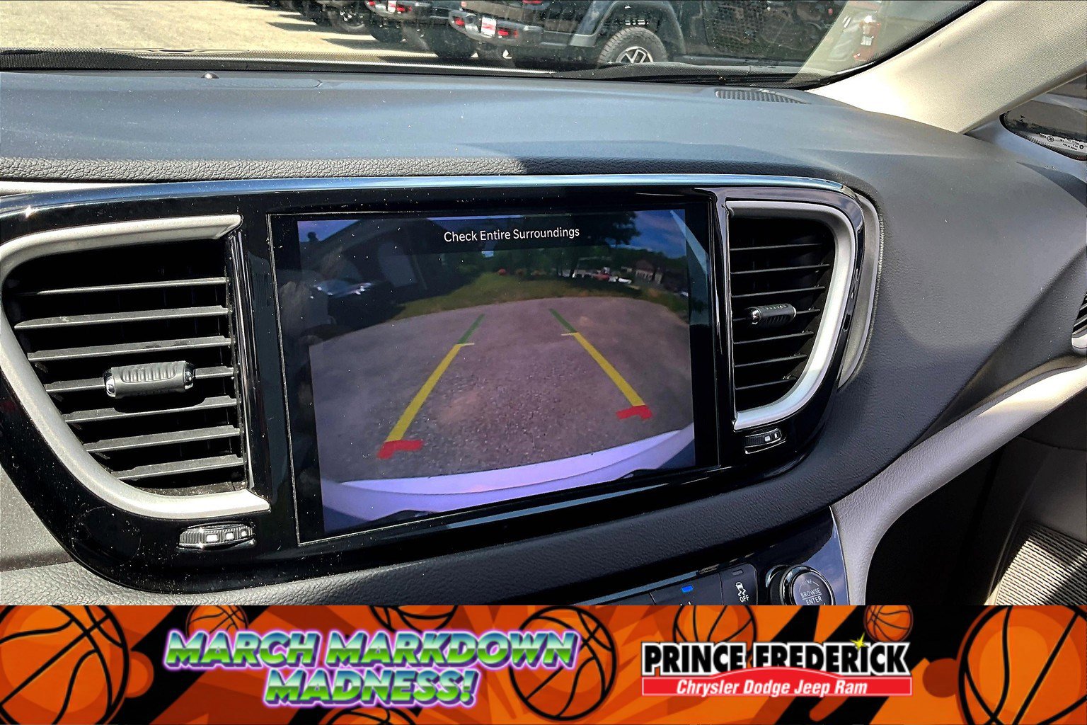 Used 2022 Chrysler Pacifica Touring-L image 18