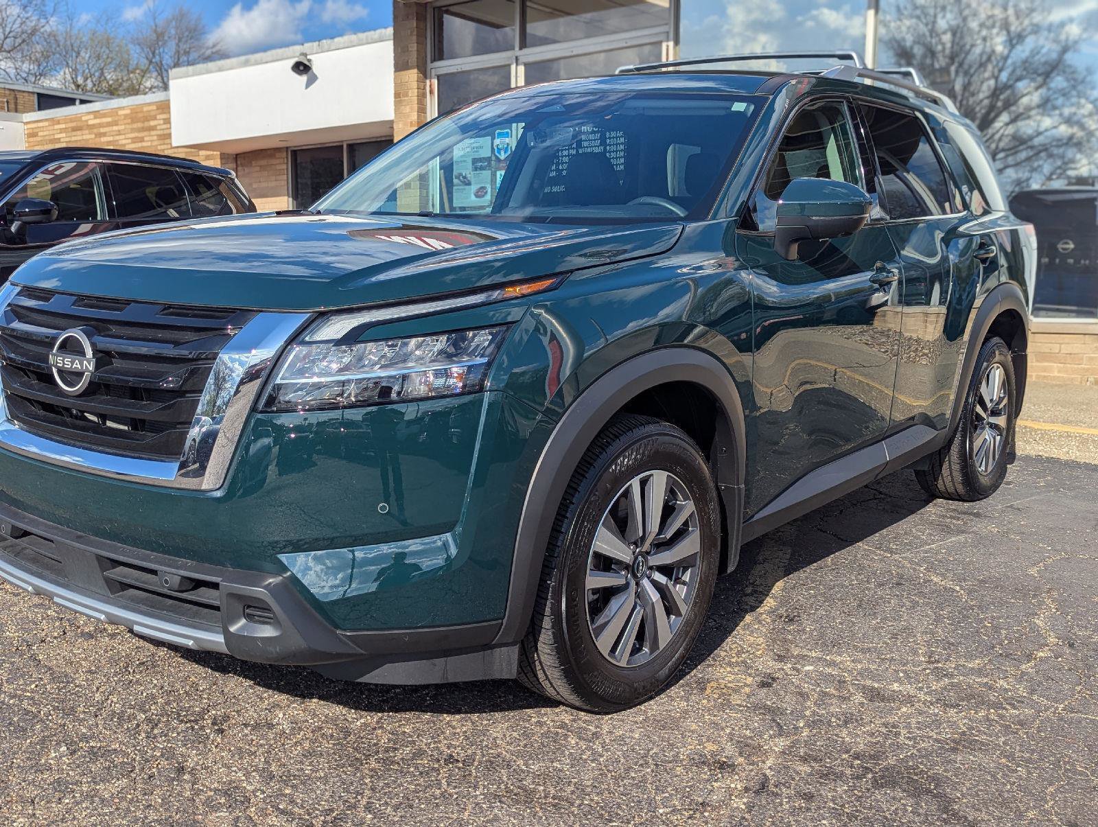 Used 2024 Nissan Pathfinder SL AWD/4WD image 5