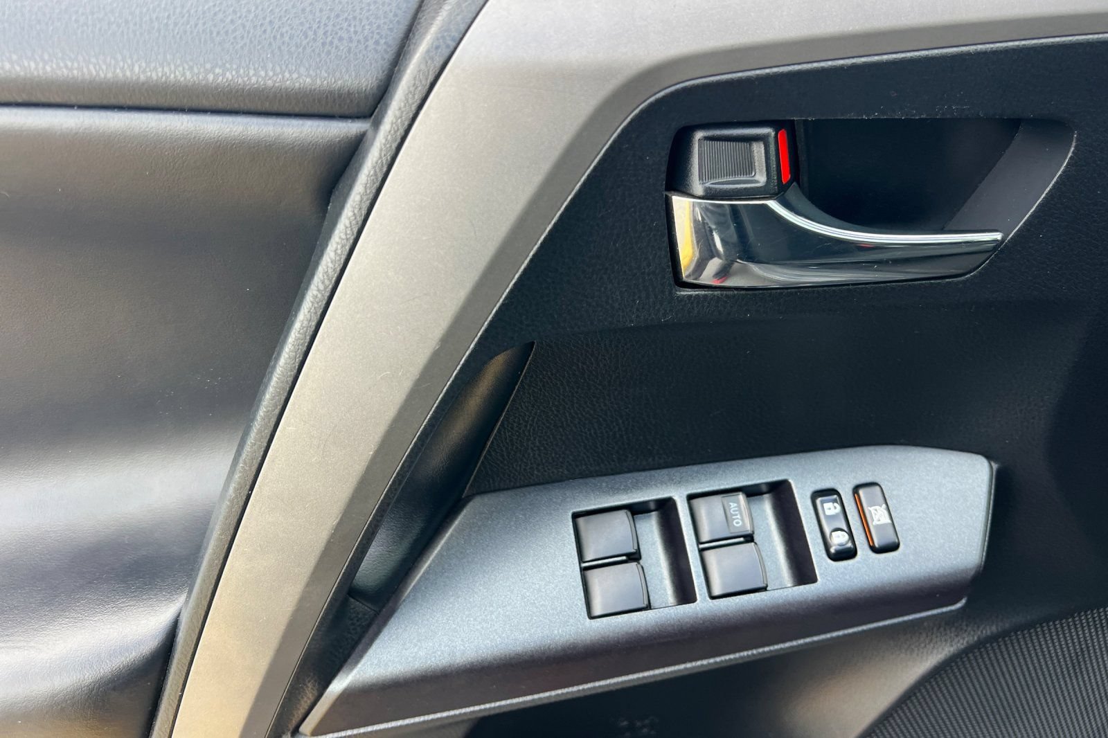 Used 2018 Toyota RAV4 XLE AWD/4WD image 8