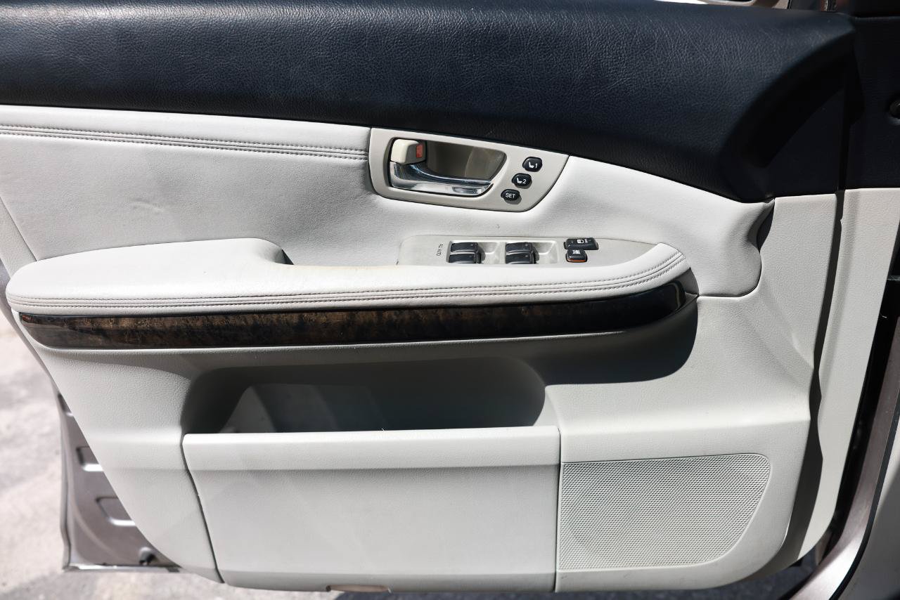 Used 2005 Lexus RX 330 w/ Premium Plus Pkg FWD image 39