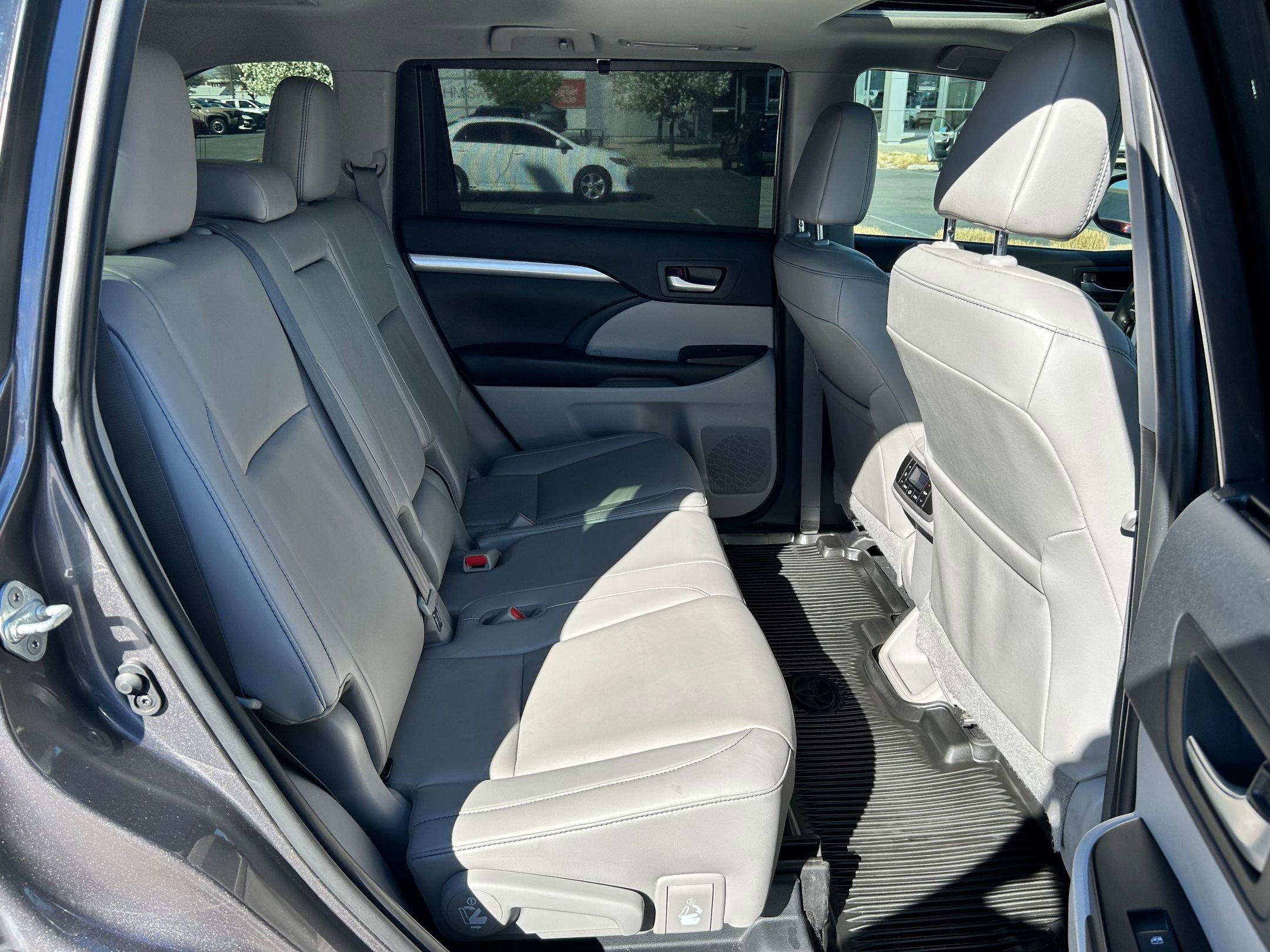 Used 2019 Toyota Highlander XLE image 26