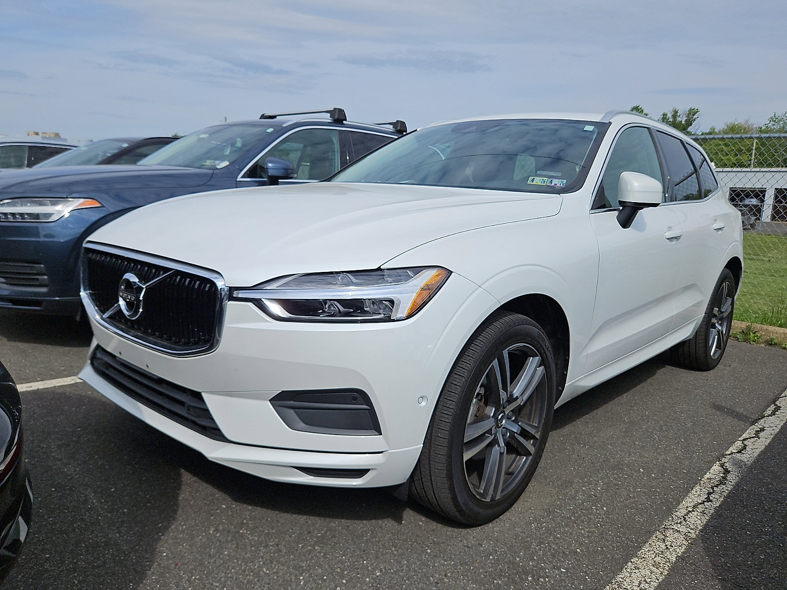 Used 2018 Volvo XC60 T5 Momentum w/ Vision Package AWD/4WD image 2