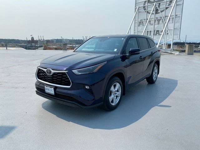Used 2022 Toyota Highlander LE AWD/4WD image 4