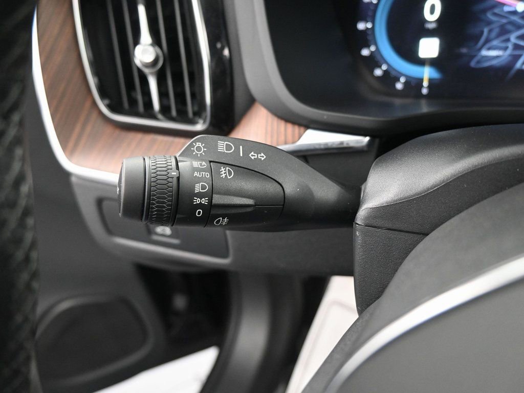 Used 2023 Volvo XC60 B5 Plus image 18