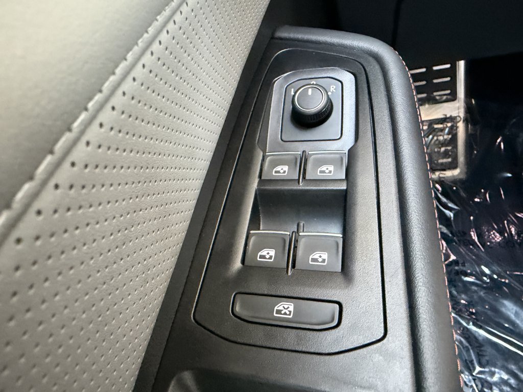 Used 2025 Volkswagen Atlas Peak Edition SE AWD/4WD image 27