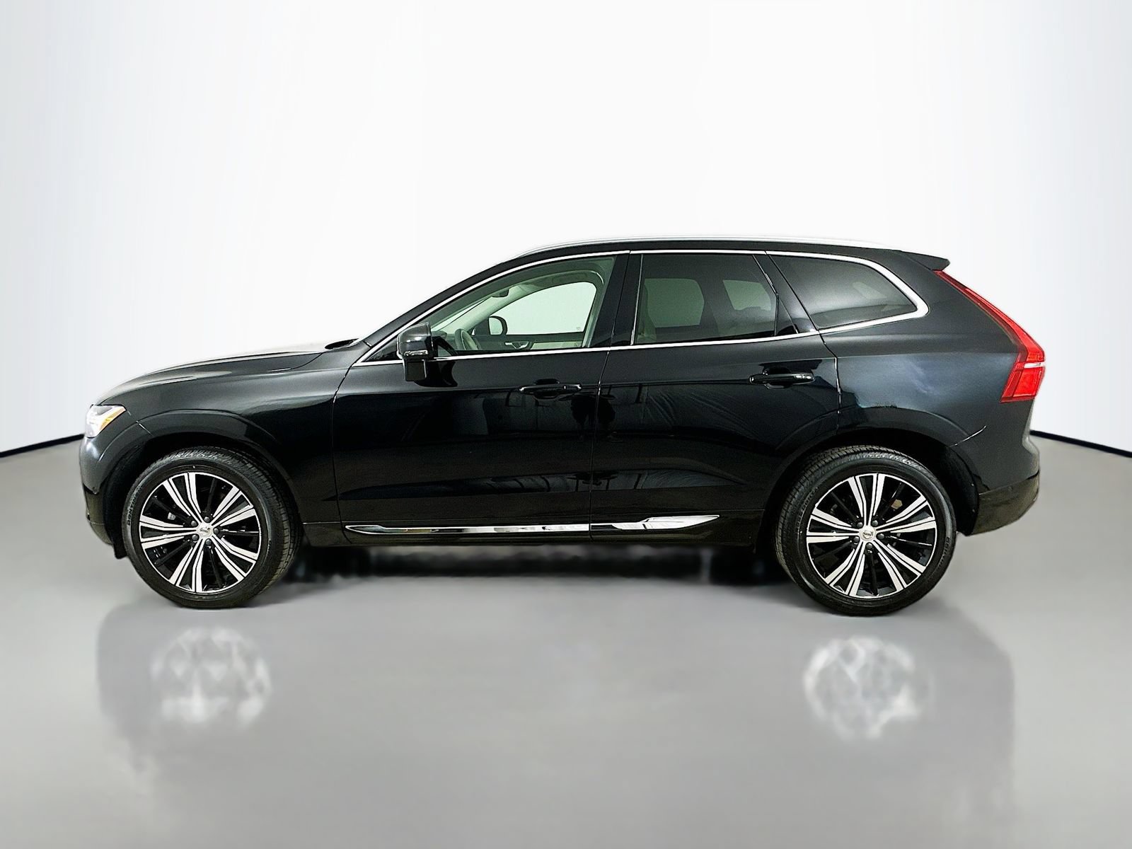 Used 2023 Volvo XC60 B5 Plus w/ Climate Package AWD/4WD image 8