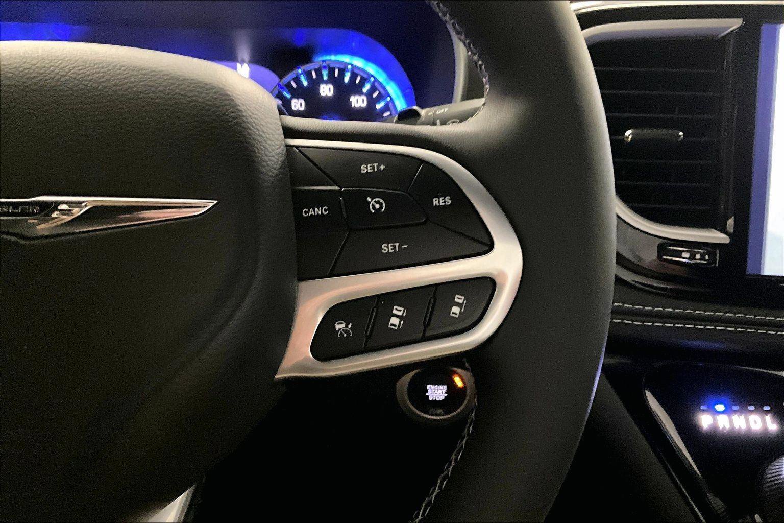 Used 2025 Chrysler Pacifica Select image 18