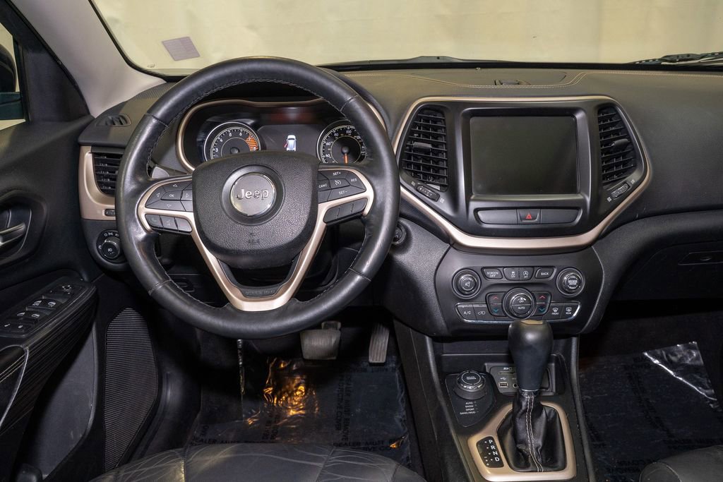 Used 2016 Jeep Cherokee Limited image 2