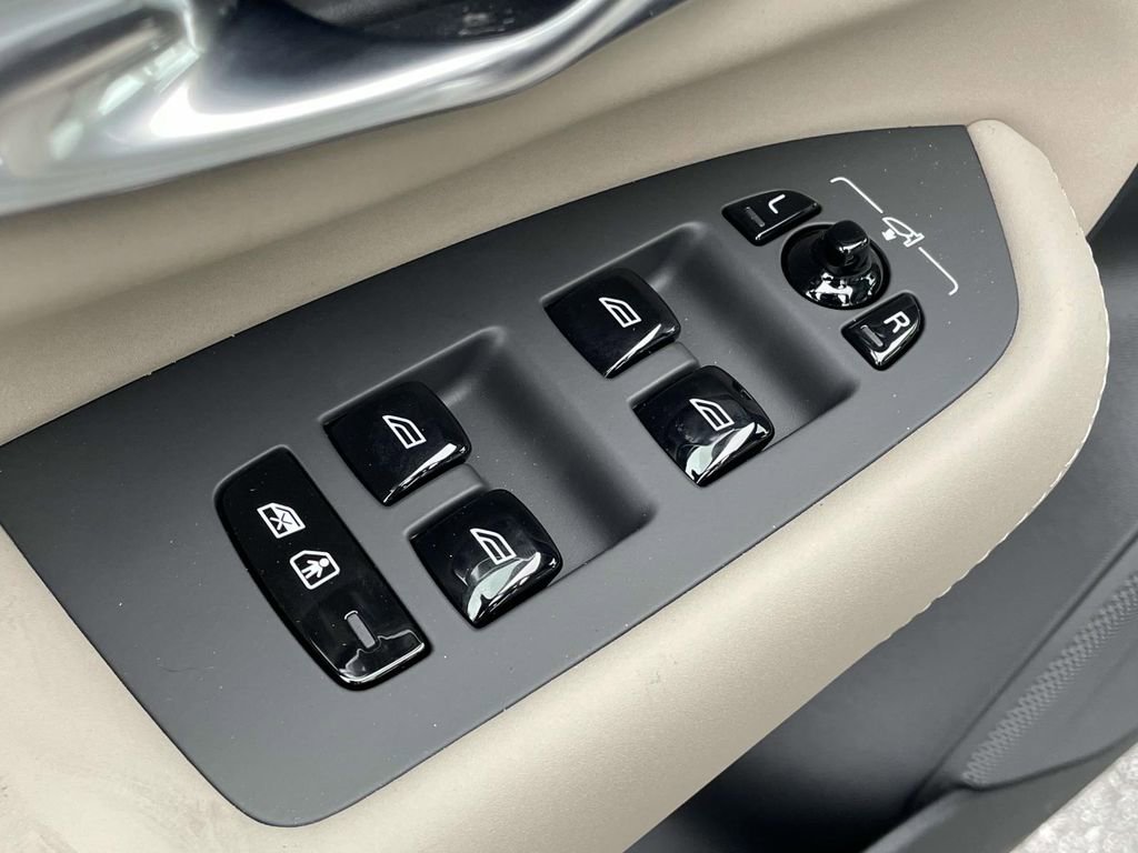 New 2026 Volvo XC90 B6 Plus w/ Protection Package Premier image 7