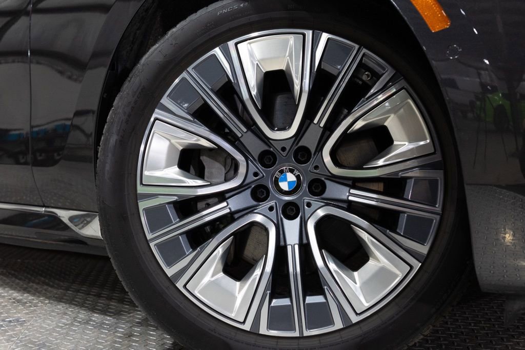 Used 2025 BMW i7 xDrive60 AWD/4WD image 25