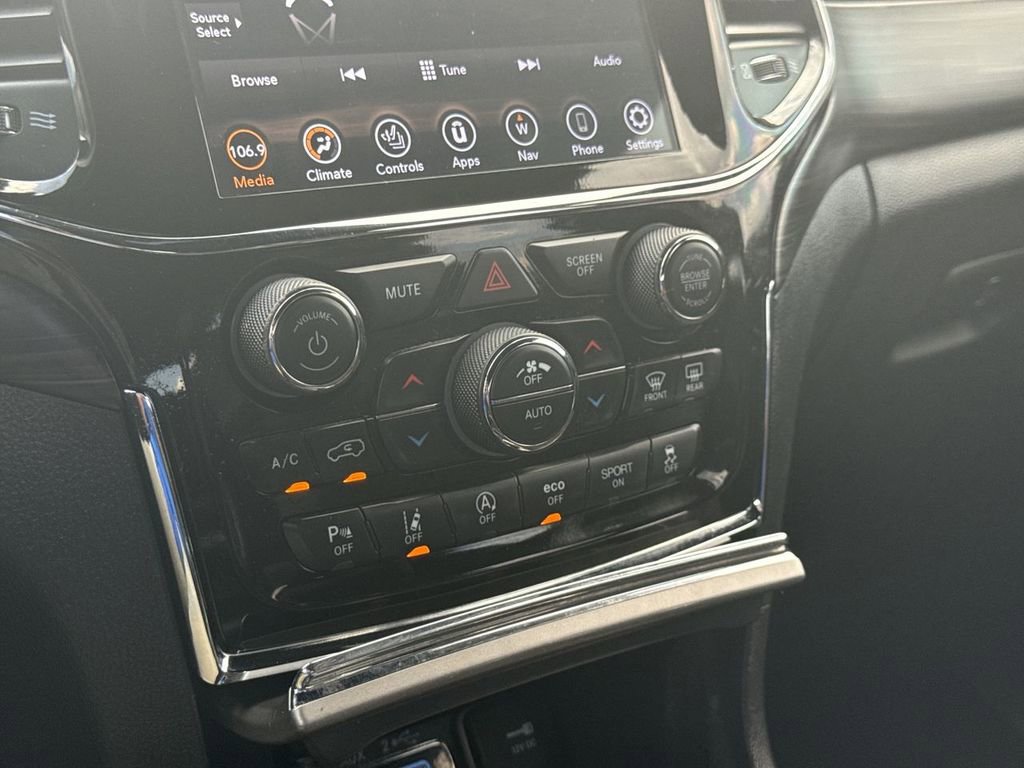 Used 2021 Jeep Grand Cherokee Laredo X AWD/4WD image 31