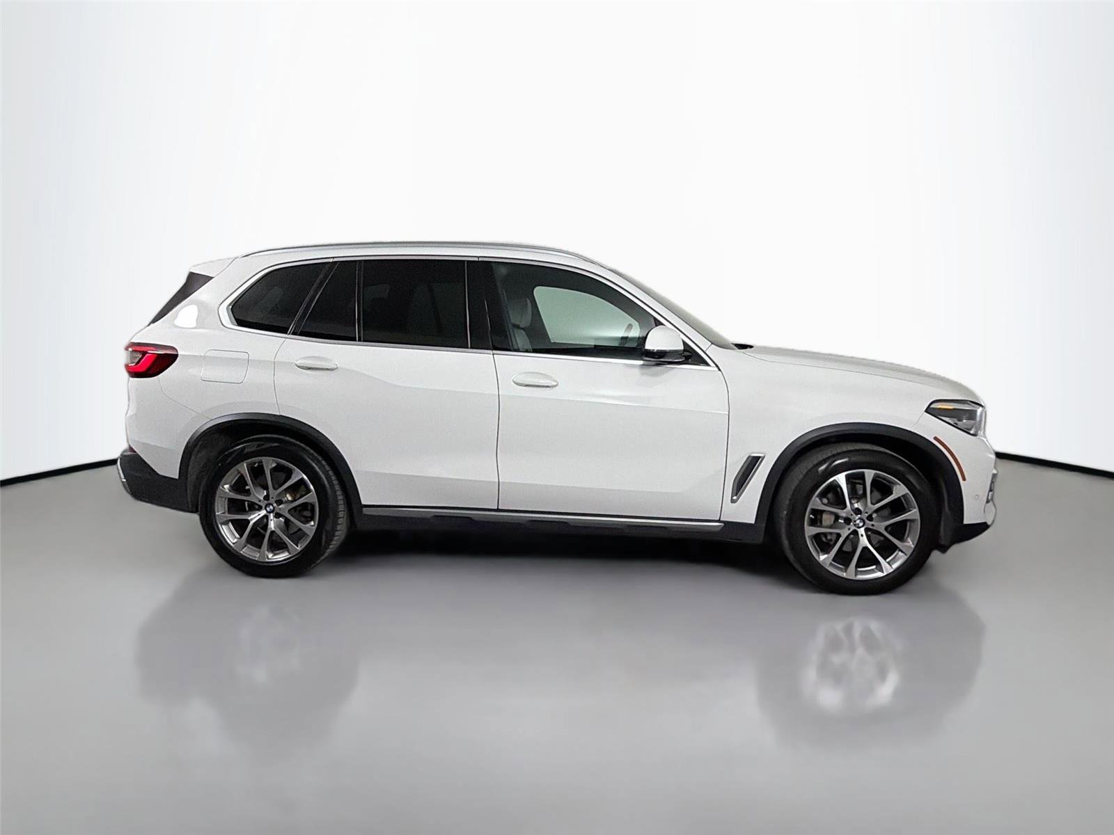 Certified 2023 BMW X5 xDrive40i w/ Luxury Seating Package AWD/4WD image 4