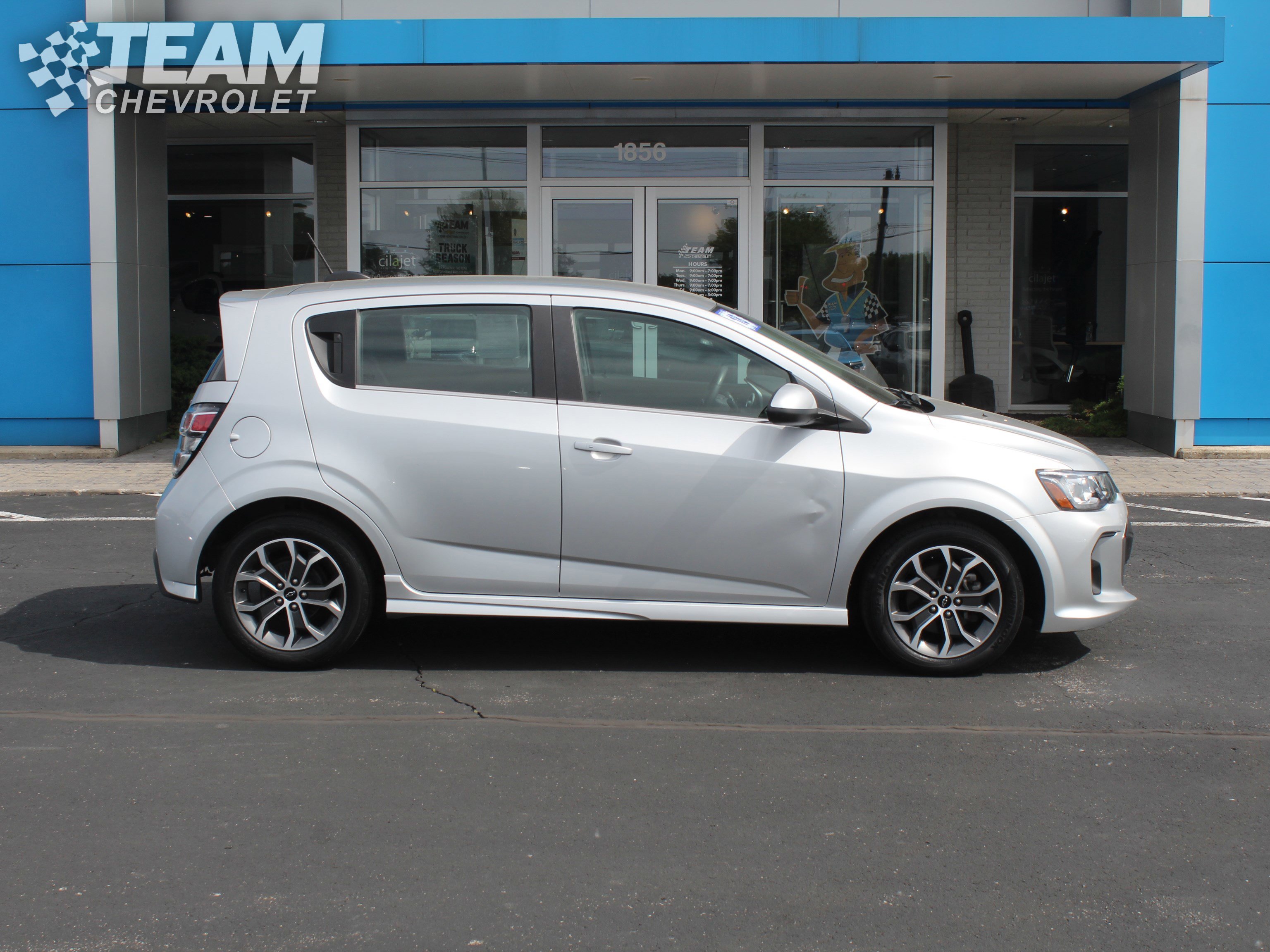 Used 2018 Chevrolet Sonic LT w/ Convenience Package FWD image 3