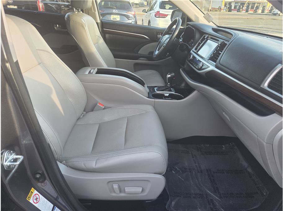 Used 2015 Toyota Highlander Limited w/ Driver Technology Package AWD/4WD image 26