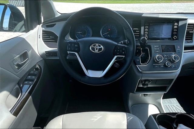 Used 2020 Toyota Sienna XLE w/ XLE Navigation Package FWD image 5