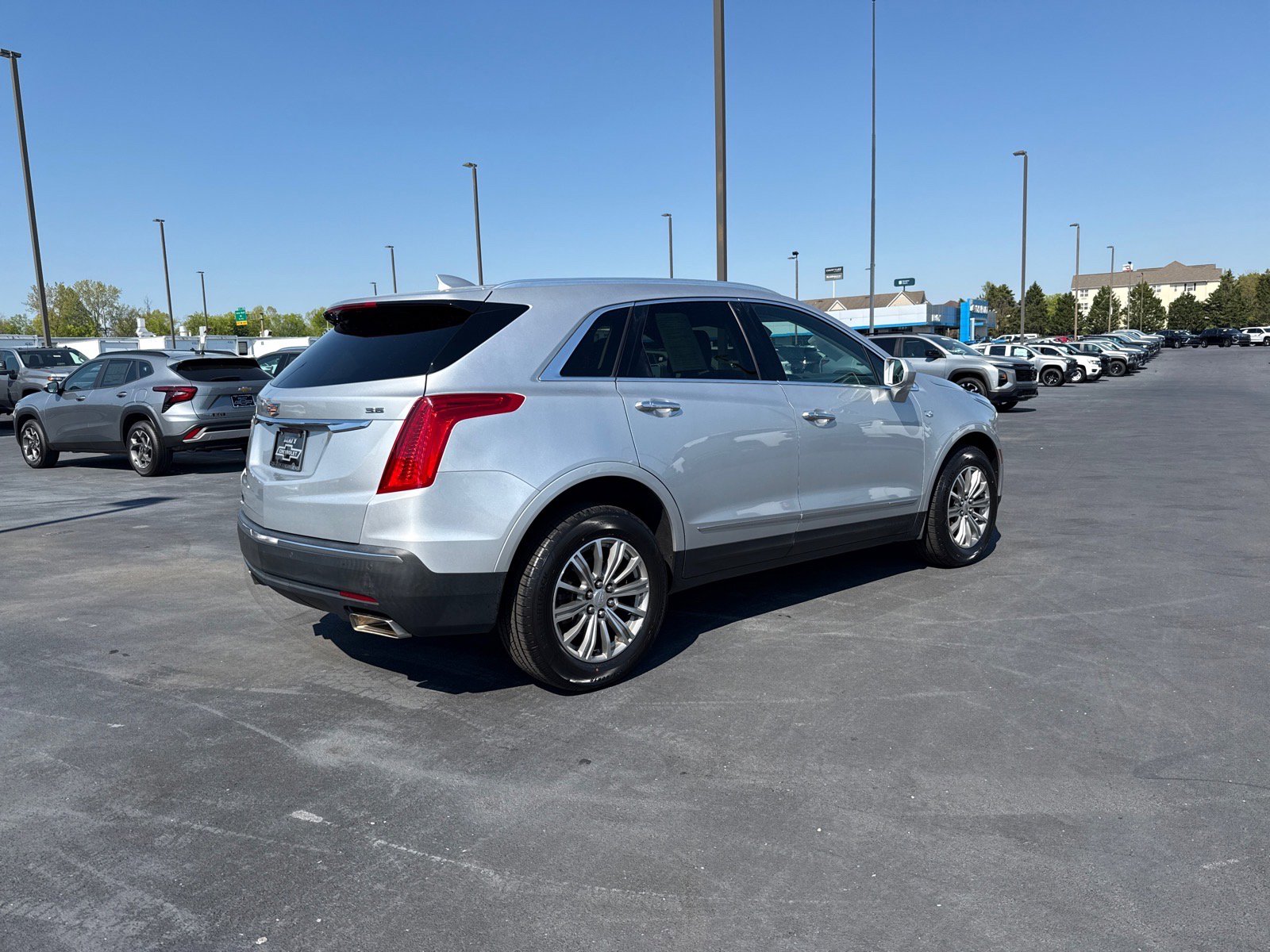 Used 2017 Cadillac XT5 Luxury w/ Driver Awareness Package AWD/4WD image 3