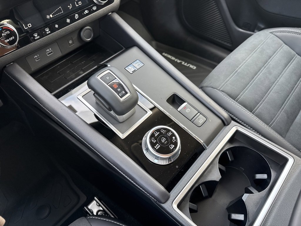New 2025 Mitsubishi Outlander SE image 19