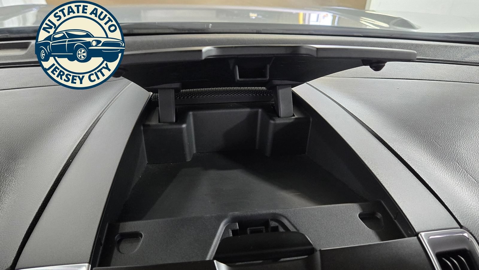 Used 2018 Ford Edge Titanium w/ Equipment Group 302A AWD/4WD image 15