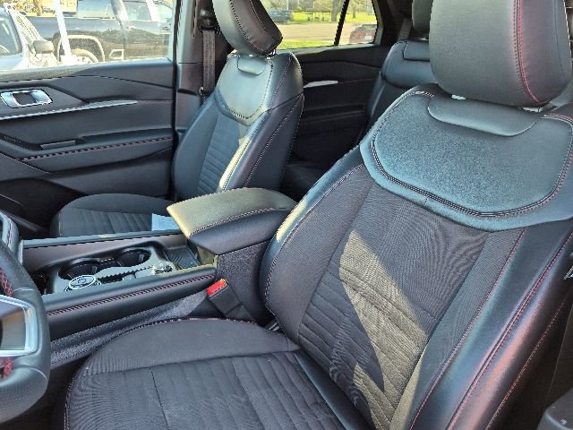 Used 2025 Ford Explorer ST-Line w/ ST-Line Street Pack AWD/4WD image 10