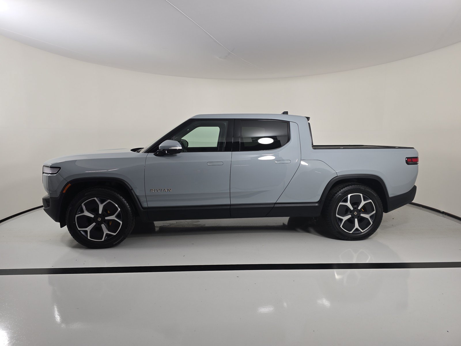Used 2024 Rivian R1T Adventure AWD/4WD image 2