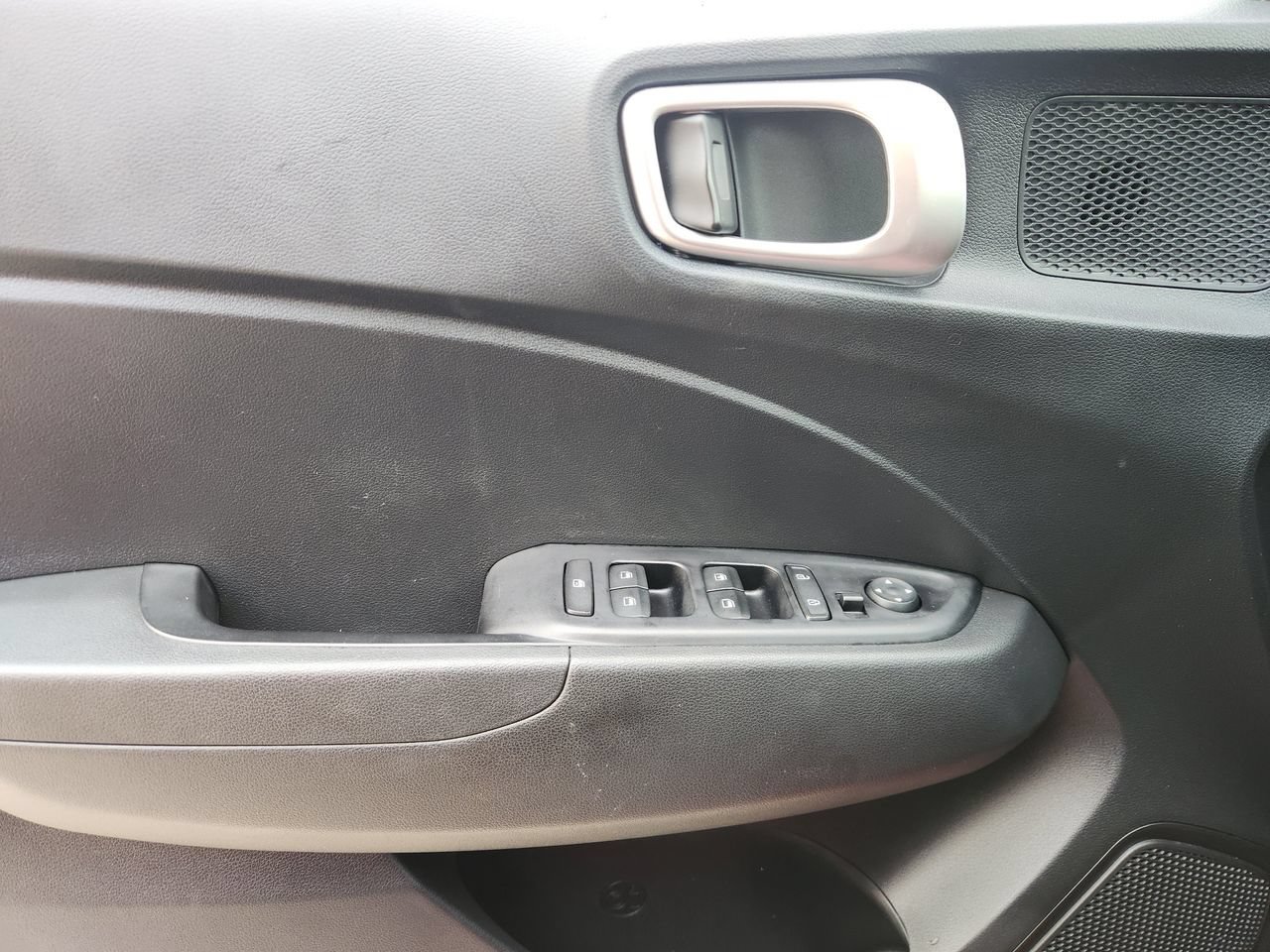 Used 2025 Hyundai Venue SE FWD image 21
