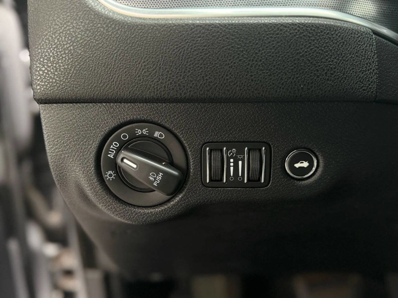 Used 2016 Dodge Charger SXT image 10