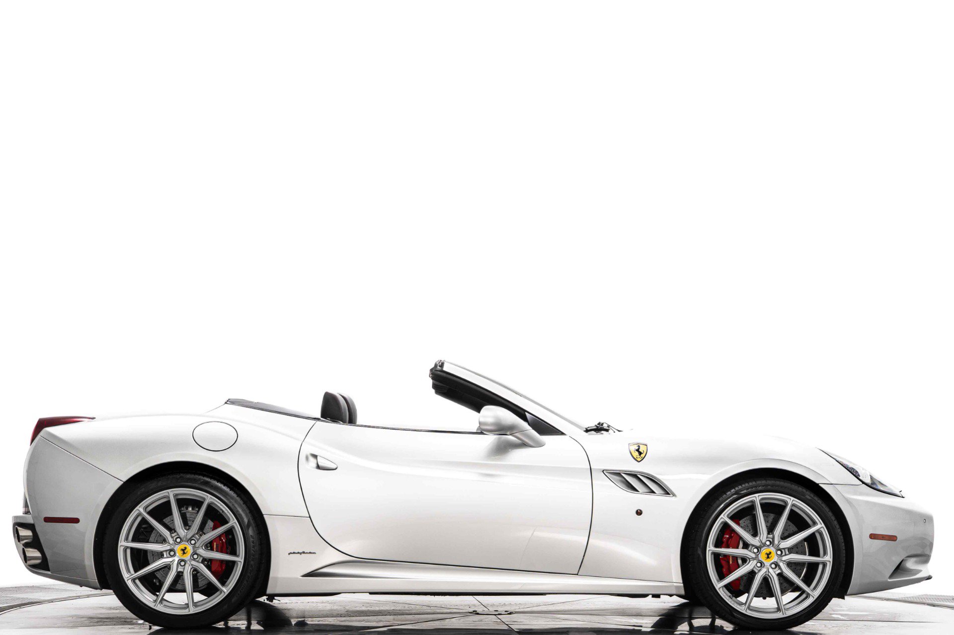 Used 2013 Ferrari California image 2