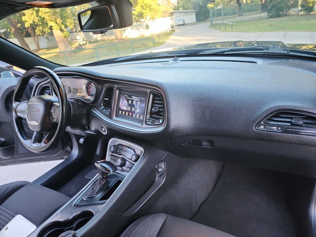 Used 2019 Dodge Challenger SXT image 30